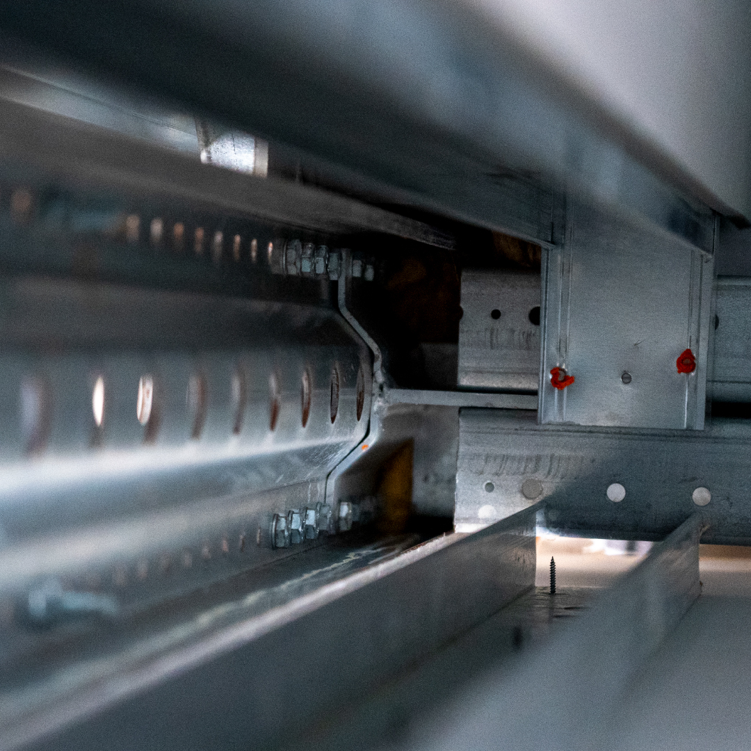 Sezione tecnica parete a secco ZEB: stratigrafia con struttura in acciaio 150mm, isolamento lana di roccia in intercapedine e cappotto ETICS esterno