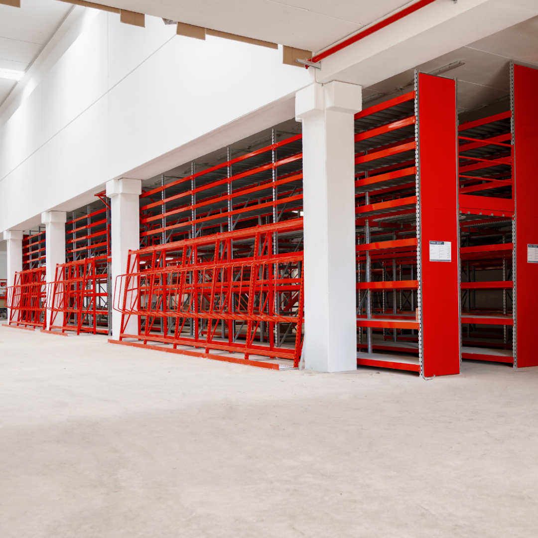 deodato-1080x1080px-A Scaffalatura multilivello portapallet personalizzata con elementi rossi nel magazzino Bricocasa Deodato a Bari