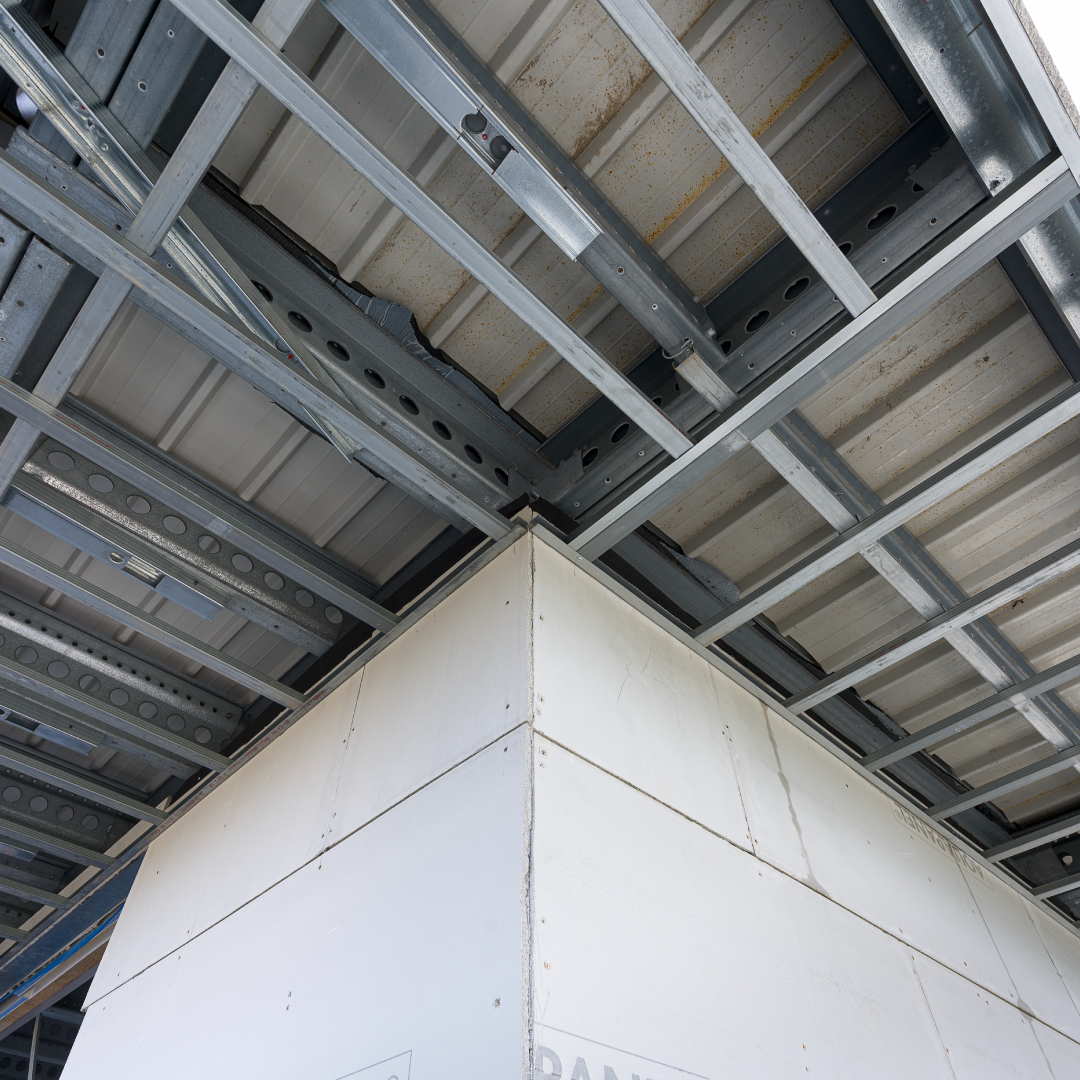 acustica-1080x1080px-A Stratigrafia di un solaio interpiano a secco in acciaio: massetto galleggiante, strato resiliente e controsoffitto disaccoppiato
