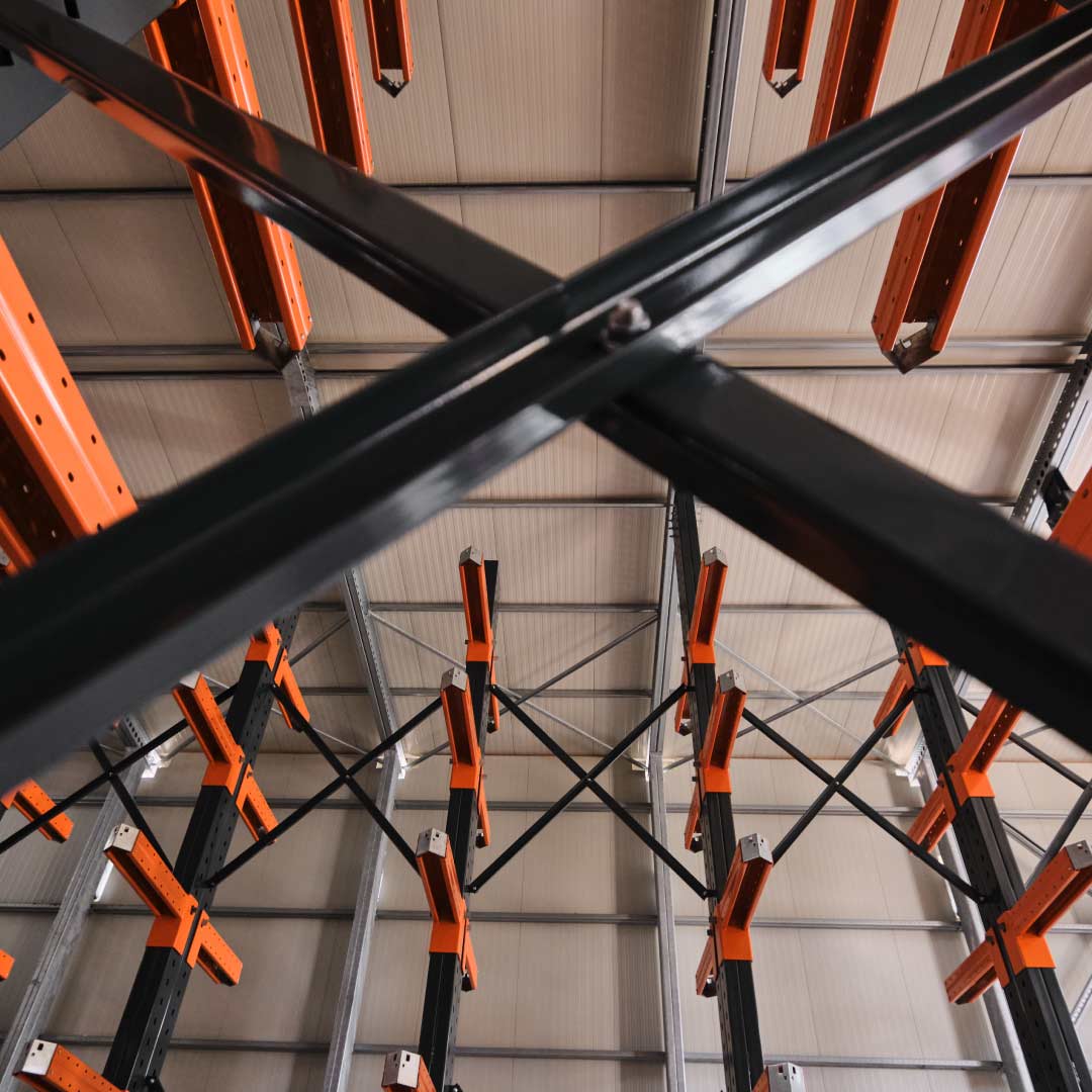 sicurezza-cantilever-1080x1080px-B Controventature diagonali che collegano le colonne di una scaffalatura cantilever per la stabilità laterale