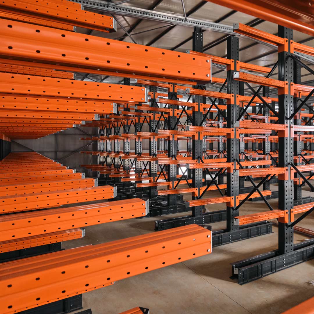 sicurezza-cantilever-1080x1080px-C Stoccaggio di tubi e profilati su scaffalatura cantilever con movimentazione a carrello laterale