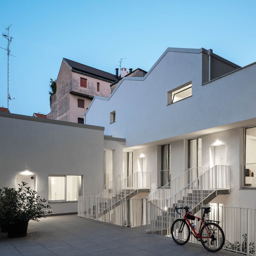 sopraelevazioni-residenziali-1080x1080px-A Nodo di collegamento tra la nuova struttura in acciaio della sopraelevazione e l'edificio esistente in zona sismica