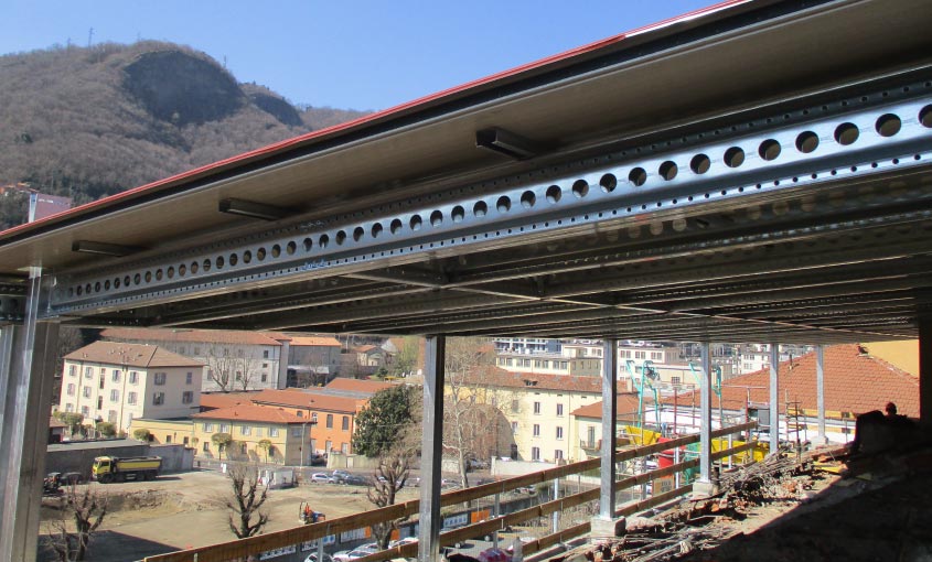 Sopraelevazione in acciaio a secco su un edificio residenziale esistente in zona sismica