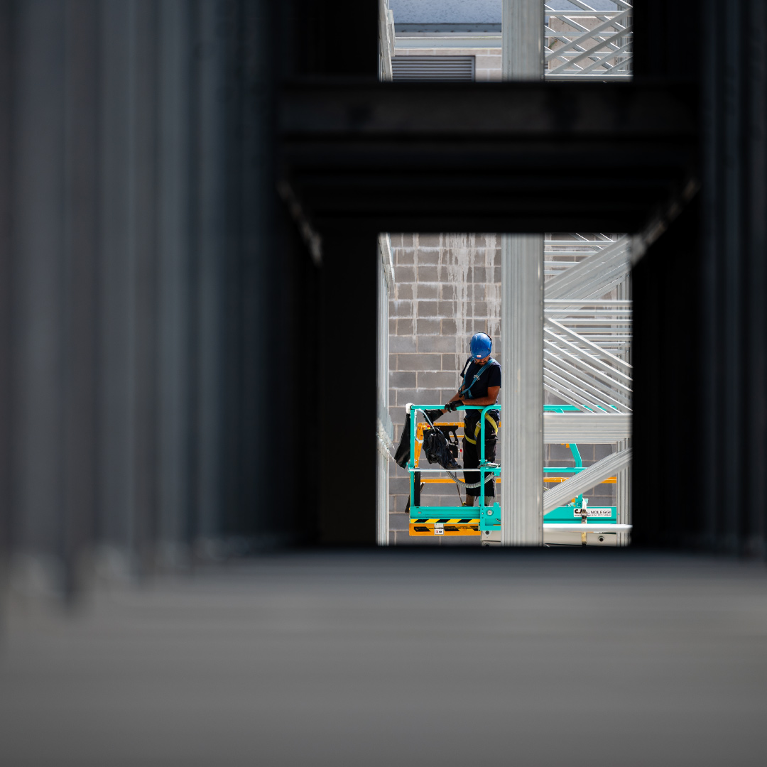 tolleranze-millimetriche-1080x1080px-A AGV in movimento tra le scaffalature di un magazzino automatico