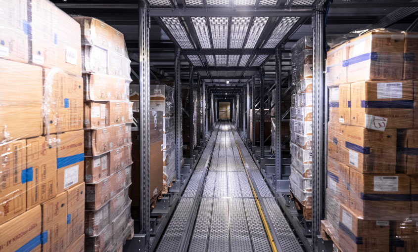 AGV e AMR in magazzino automatico su pavimento industriale ad alta planarità