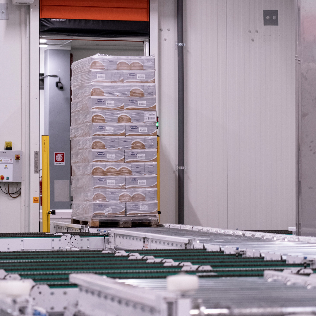 Flussi B2B automatizzati in magazzino Pallet su linea automatizzata per i flussi B2B del magazzino