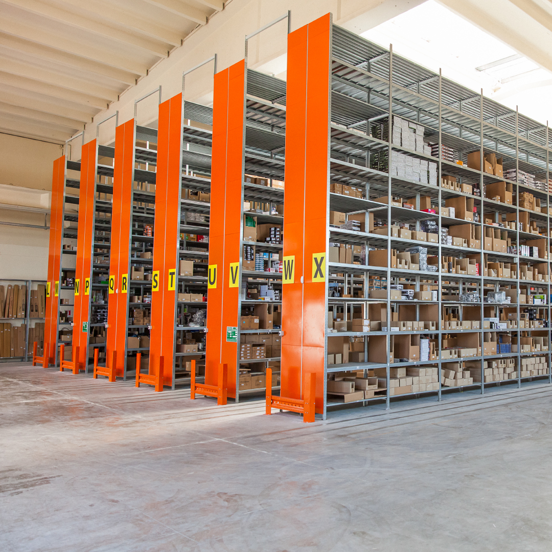 Picking B2C in un hub omnicanale Scaffalature multilivello per il picking B2C in un hub omnicanale