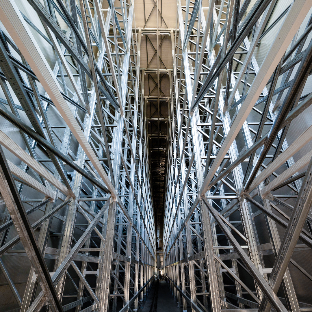 Scaffalature ad alta densità Corridoio stretto tra scaffalature ad alta densità in un magazzino automatico