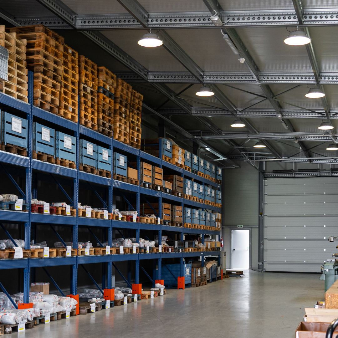 Scaffalature per ottimizzare lo spazio esistente Scaffalature industriali organizzate per ottimizzare lo spazio esistente