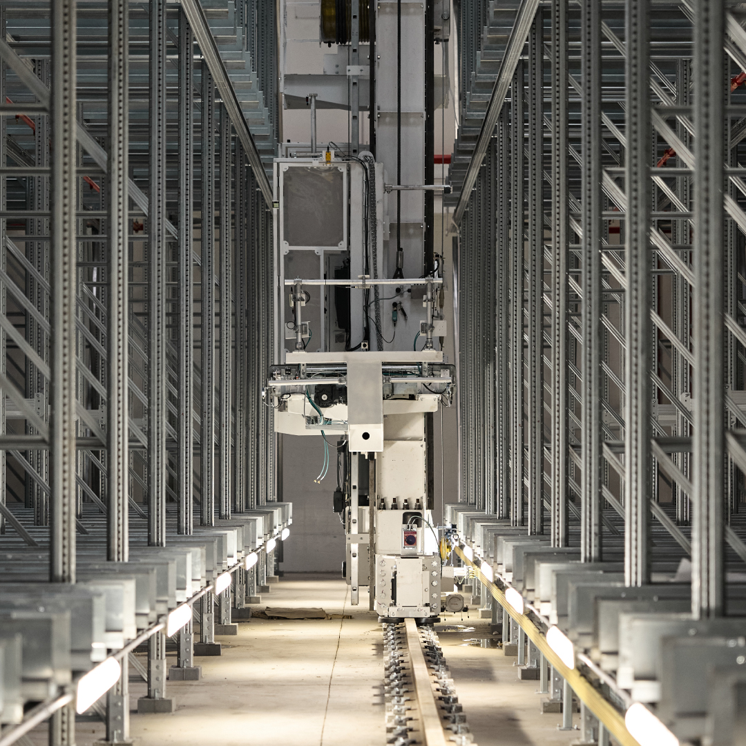 Trasloelevatore tra scaffalature autoportanti Trasloelevatore tra scaffalature autoportanti in acciaio di un hub logistico